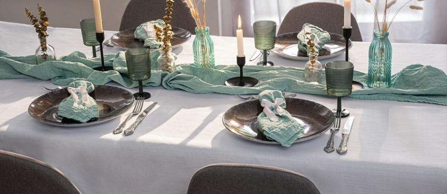 Weisse Tischwäsche und Tischläufer in der Farbe salbei.